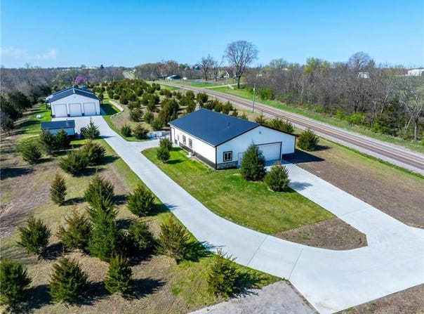 9016 SE 69 Highway, Cameron, MO 64429