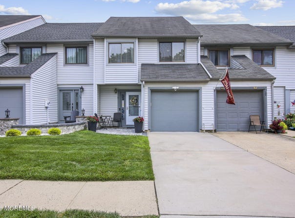 18 Lexington Circle, Matawan, NJ 07747