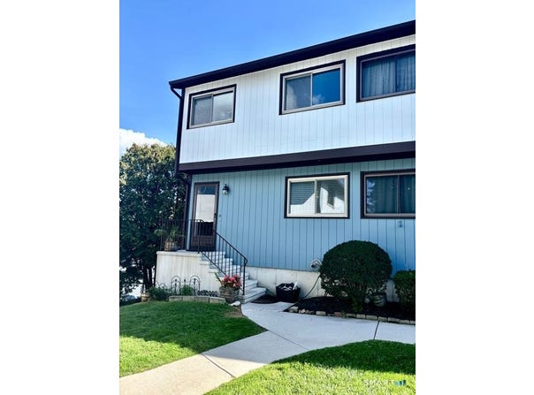 27 Crows Nest Lane, Danbury, CT 06810
