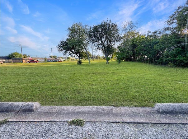 1305 N Jefferson Street lot: 3, Beeville, TX 78102