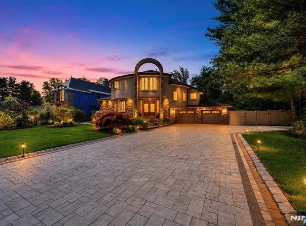 290 Dunkerhook Road, Paramus, NJ 07652