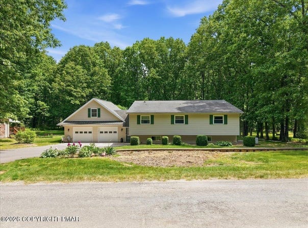 209 Manor Lane E, Lehighton, PA 18235