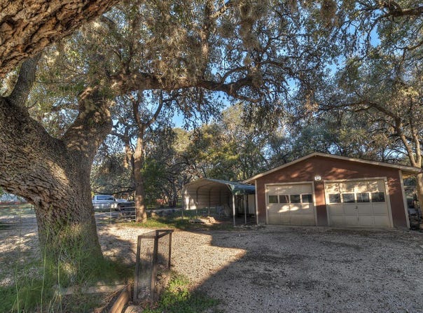 98 E Pendley Rd, Leakey, TX 78873