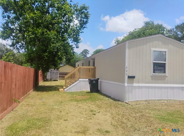 209 Olive, El Campo, TX 77437