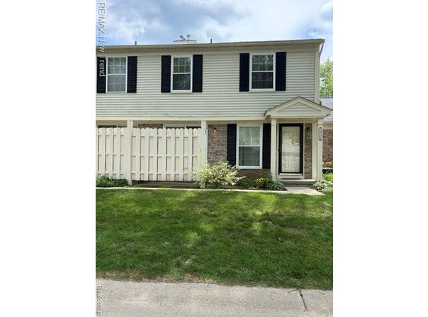 1412 Hidden Meadows Drive E, Walled Lake, MI 48390