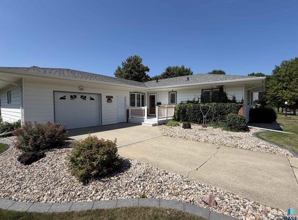 505 Central Ln, Luverne, MN 56156
