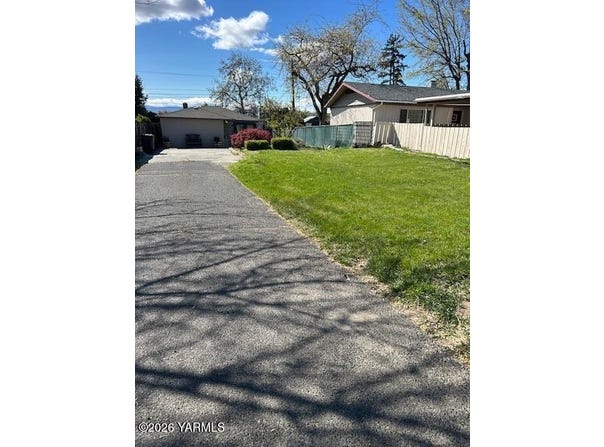 208 S 47TH Ave, Yakima, WA 98908