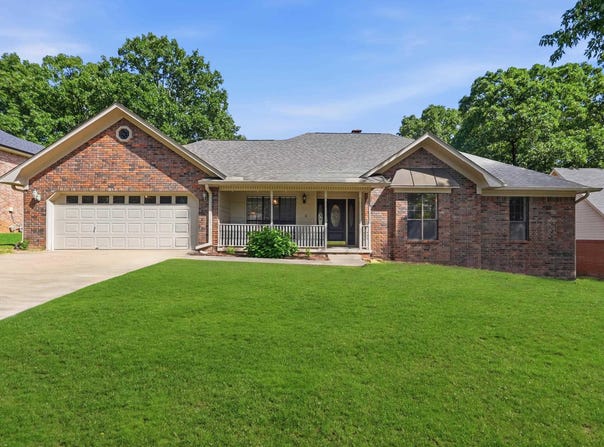 18 Blue Mountain Dr, Maumelle, AR 72113