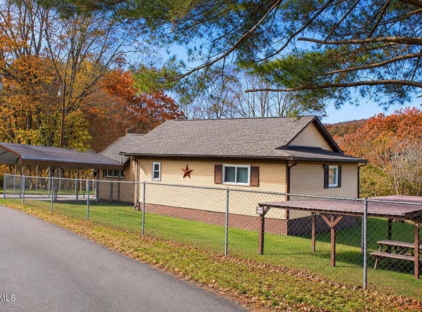 180 Bear Road, Keokee, VA 24265