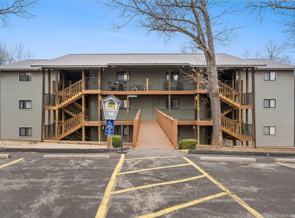 437 Notch Lane, Branson West, MO 65737