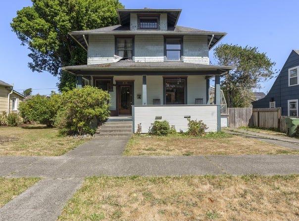 976 S 5TH St, CoosBay, OR 97420