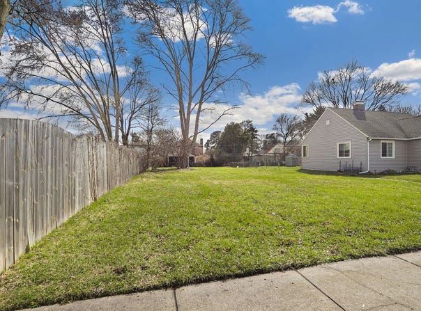 909 Highland Avenue, Waukegan, IL 60085