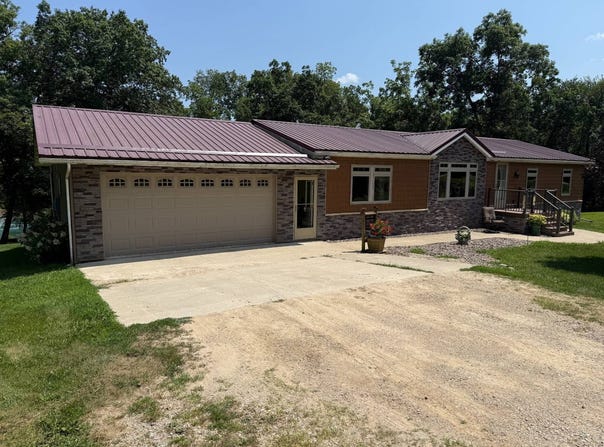 841 Chestnut Rd, Waterville, IA 52170