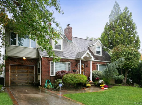 11 Avon Road, Hewlett, NY 11557
