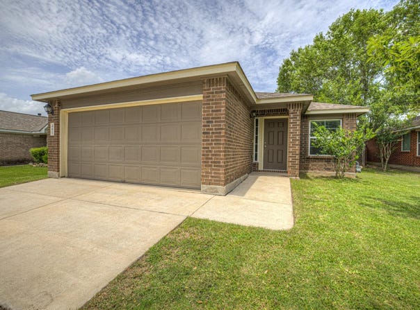 401 Summerside Ave, Lockhart, TX 78644
