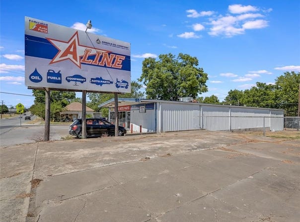 1022 N Main St, Taylor, TX 76574