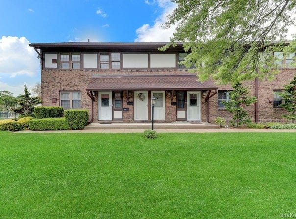 102 Mariners Way, Copiague, NY 11726