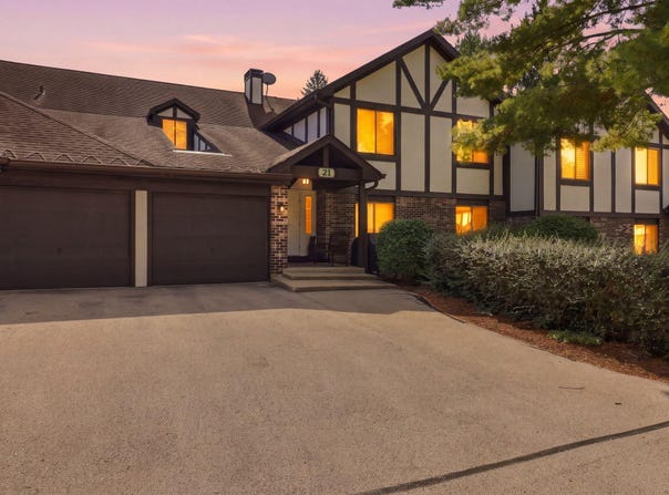 21 Wildwood Ct, Williams Bay, WI 53191