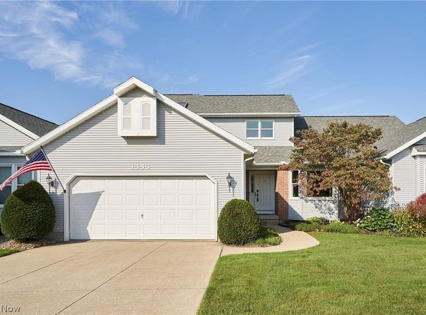 1353 S Azalea Boulevard, Barberton, OH 44203