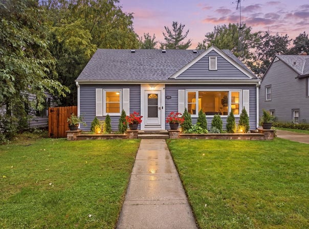 389 N Commonwealth Avenue, Elgin, IL 60123