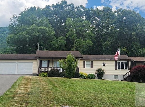 3207 Willowton Road, OAKVALE, WV 24739