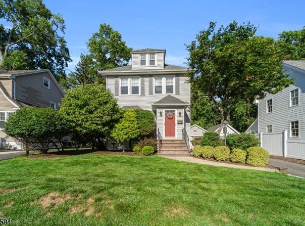 37 Kensington Ave, Norwood Boro, NJ 07648-1919