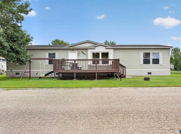 809 S McKinley St, Lennox, SD 57039