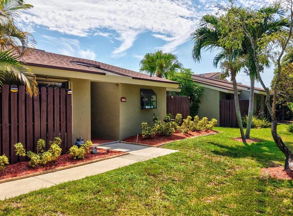 204 Meadows Drive, Boynton Beach, FL 33436