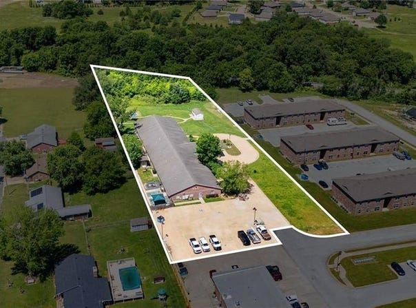 185 Rebecca St, Gentry, AR 72734