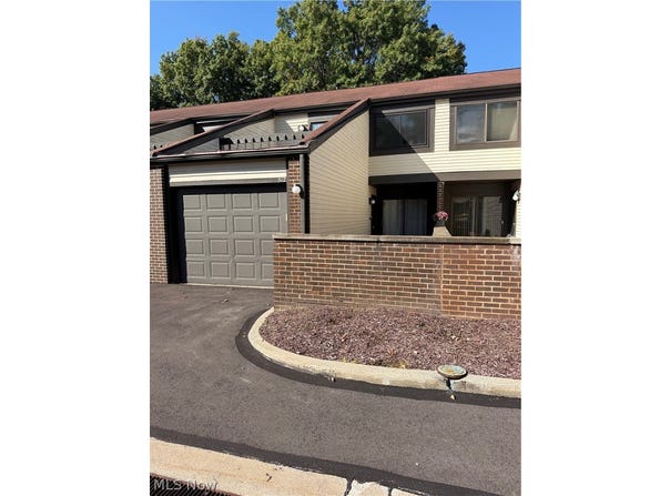 512 Turnberry Lane, Richmond Heights, OH 44143