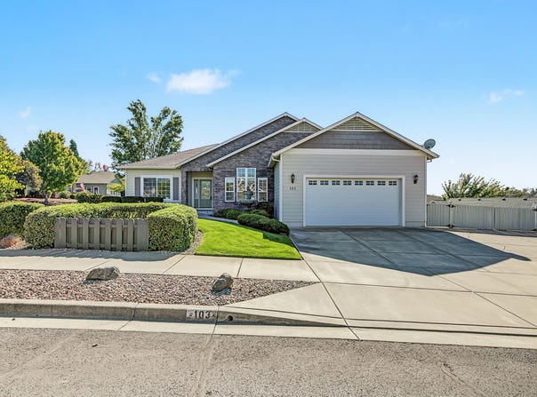 103 Greenmoor Drive, Eagle Point, OR 97524
