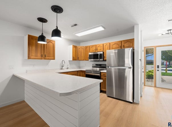 1909 S Sertoma Ave, Sioux Falls, SD 57106