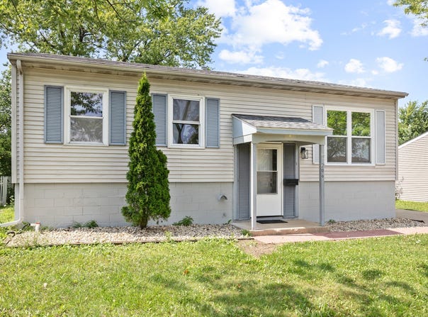 206 Ridge Circle, Streamwood, IL 60107