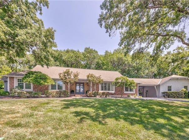 9853 Rosewood Drive, Overland Park, KS 66207