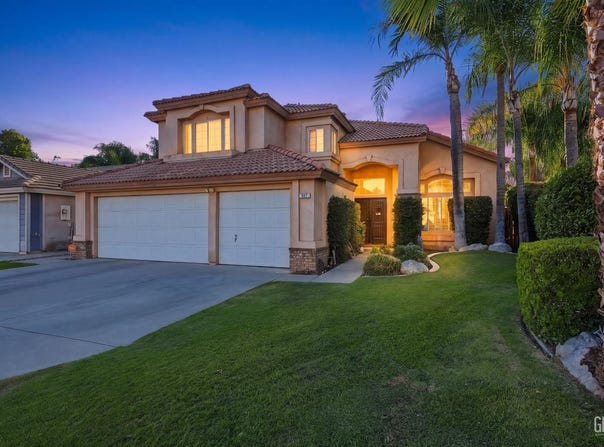 911 Crown Pointe Drive, Bakersfield, CA 93312