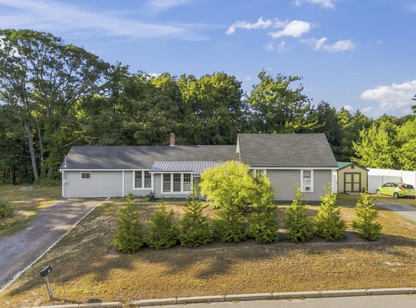 12 Middlesex Road, Topsham, ME 04086