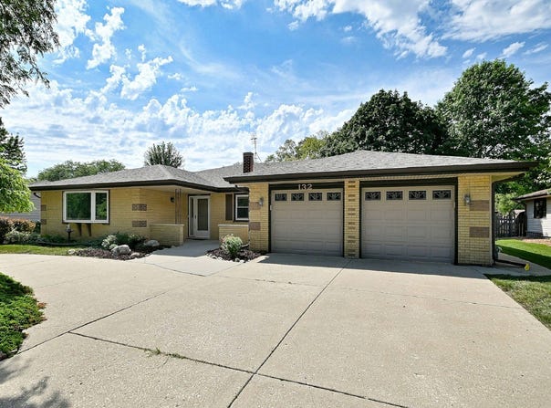 132 S Staffire Drives, Schaumburg, IL 60193