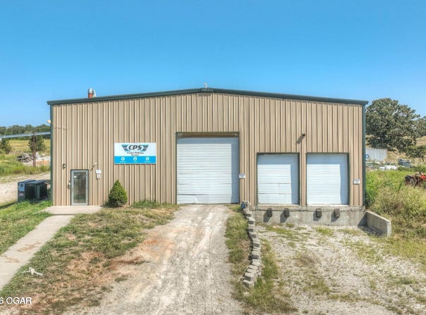 19866 Lawrence 2145, Aurora, MO 65605