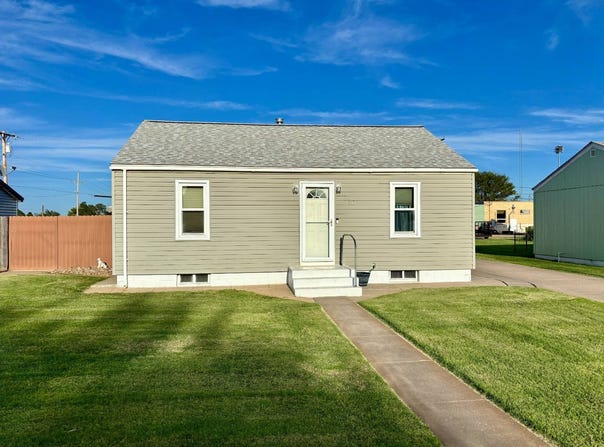 712 Cornell Ave, Oakley, KS 67748