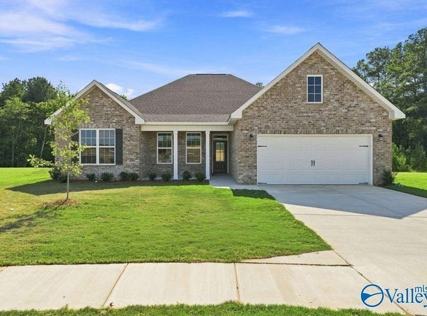 909 Ronnie Drive, Hartselle, AL 35640