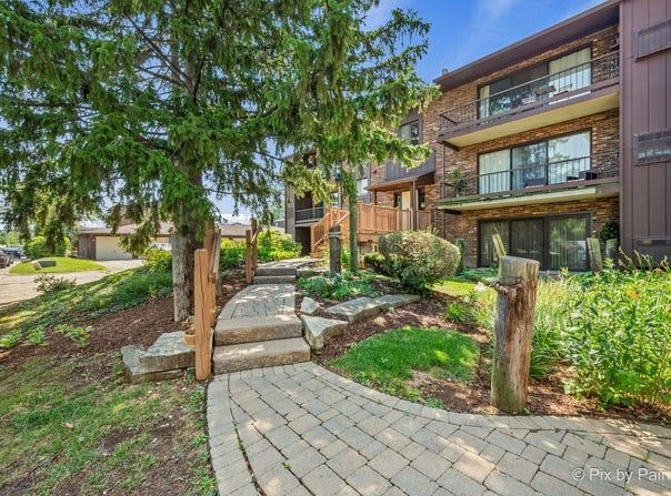 61 W Pier Drive, Westmont, IL 60559