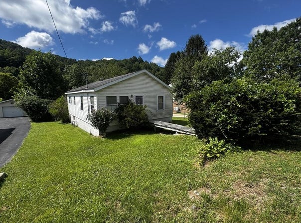 115 NELSON ST., SOPHIA, WV 25902