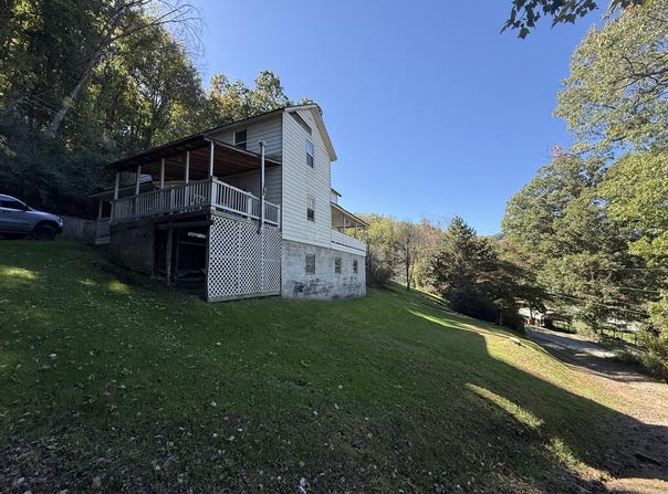 135 Dreamy Ln, MT. HOPE, WV 25880