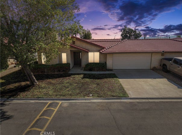 10323 Shahaptain, Hesperia, CA 92345