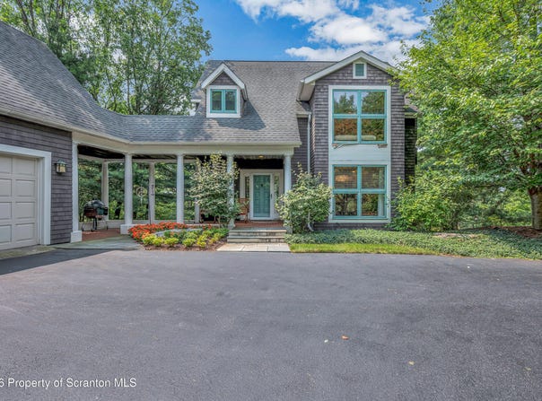 208 Thoreau Drive, Moosic, PA 18507