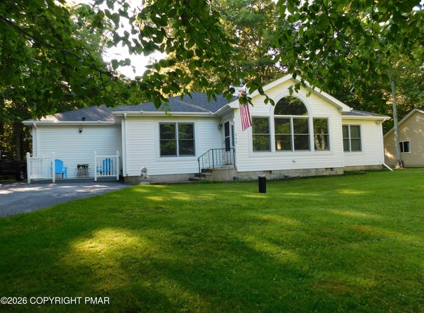 552 W Chipmunk Road, Bushkill, PA 18324