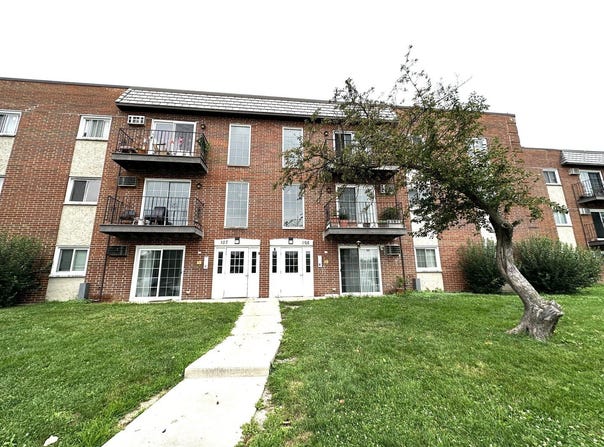 105 W Elk Trail, Carol Stream, IL 60188