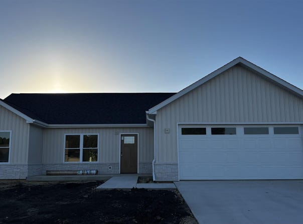 1221 PARKVIEW Drive, Eureka, IL 61530
