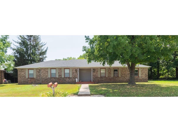 900 E Kirkwood Drive, Aurora, MO 65605