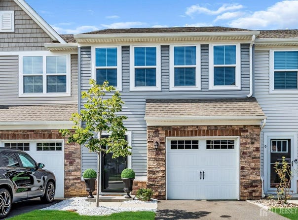 8 Athens Way, Aberdeen, NJ 07721